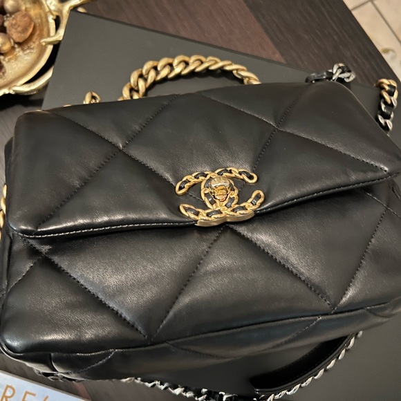 Chanel 19 Flap bag black with gold - Picture 4 of 11